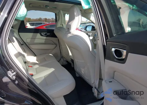 2024 Volvo Xc60 B5 Core Dark Theme z USA, uszkodzony, nr VIN YV4L12RK4R1923970